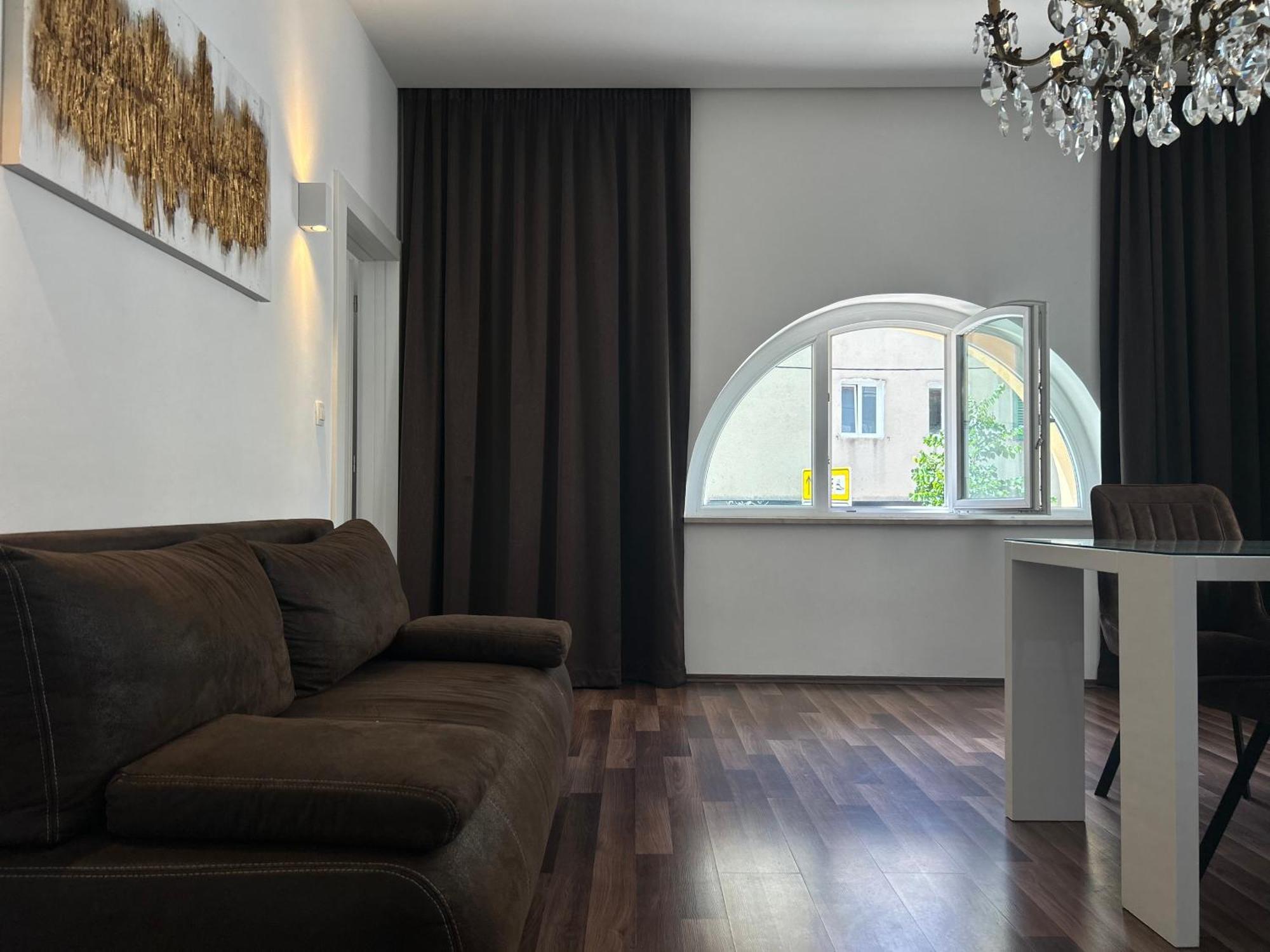 Marton & Martinis Superior - Spacious One-room - Excellent Location Within Walking Distance Of Diocletian's Palace And Bacvice - The Restaurants Within Walking Distance - Buralux Lejlighed