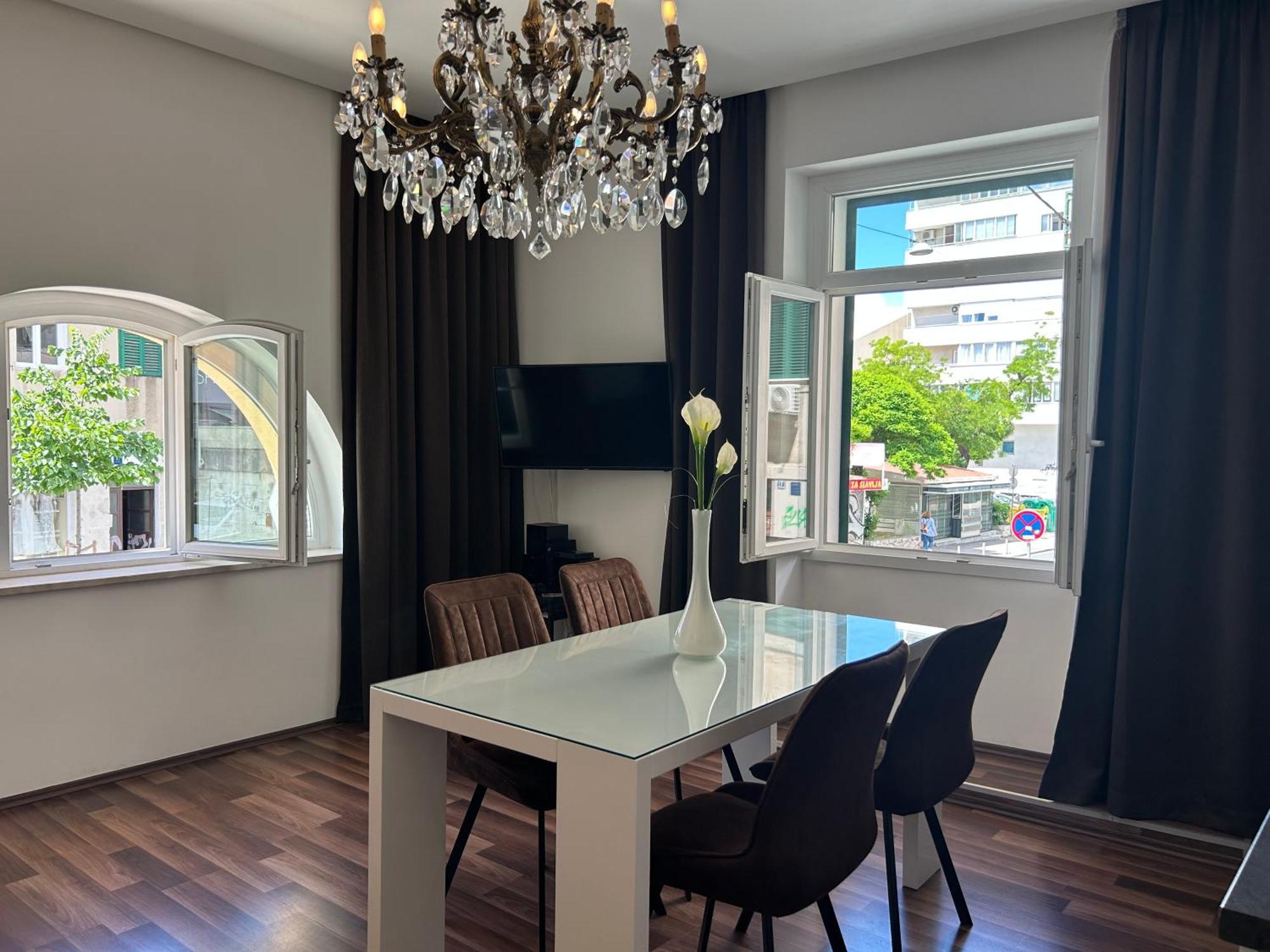 Marton & Martinis Superior - Spacious One-room - Excellent Location Within Walking Distance Of Diocletian's Palace And Bacvice - The Restaurants Within Walking Distance - Buralux Lejlighed *