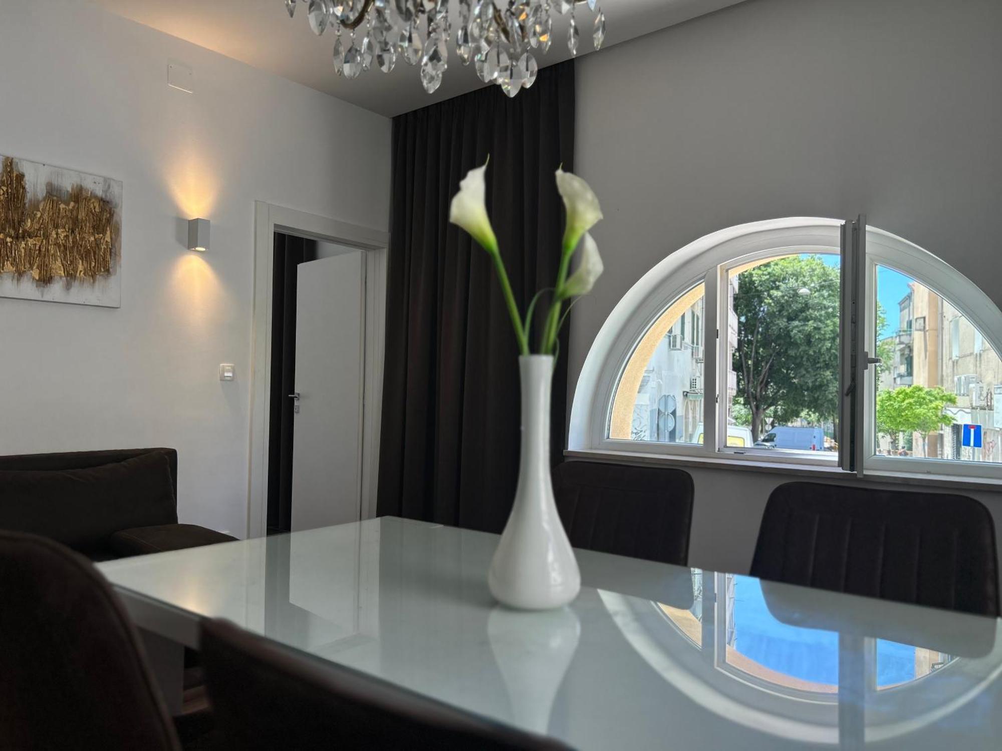 Marton & Martinis Superior - Spacious One-room - Excellent Location Within Walking Distance Of Diocletian's Palace And Bacvice - The Restaurants Within Walking Distance - Buralux *